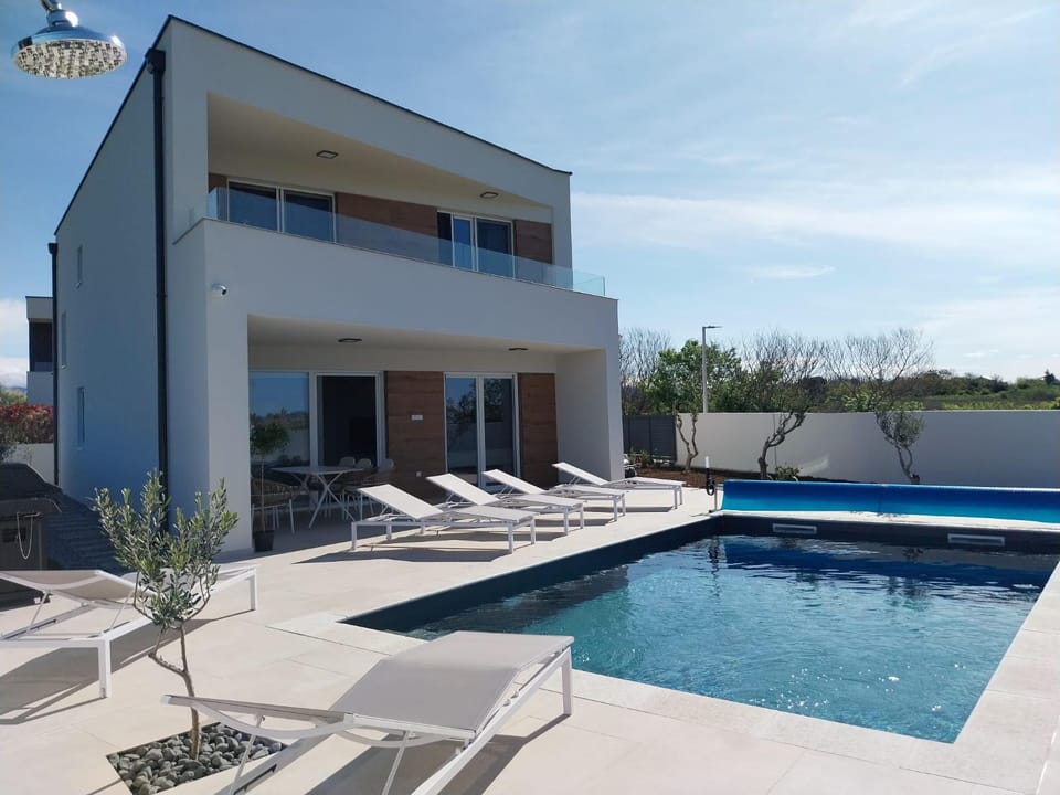 Property building, Patio, Swimming pool, sunbed