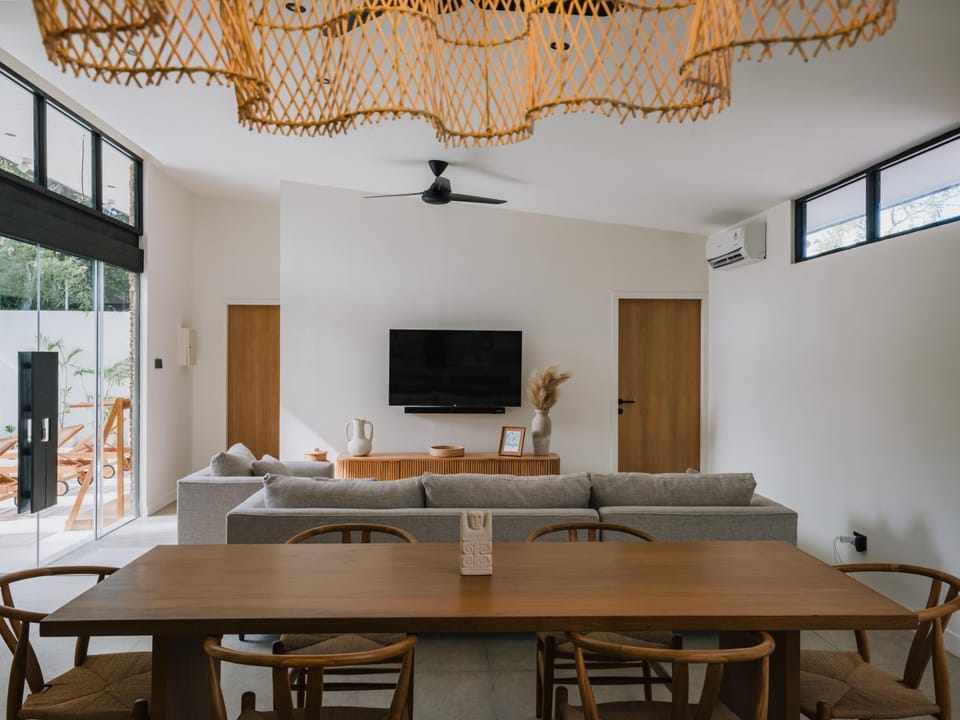TV and multimedia, Living room, Seating area, Dining area