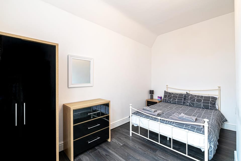 Bed, Photo of the whole room, Bedroom, wardrobe
