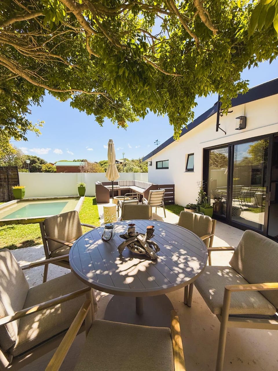 Property building, Patio, Garden, Seating area, Swimming pool