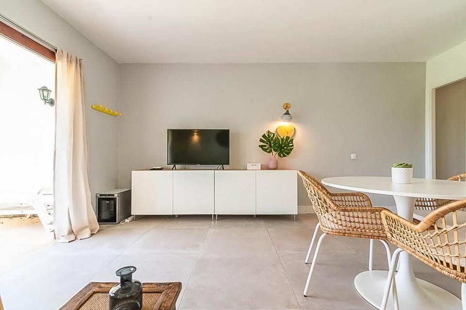 TV and multimedia, Living room, Seating area, Dining area