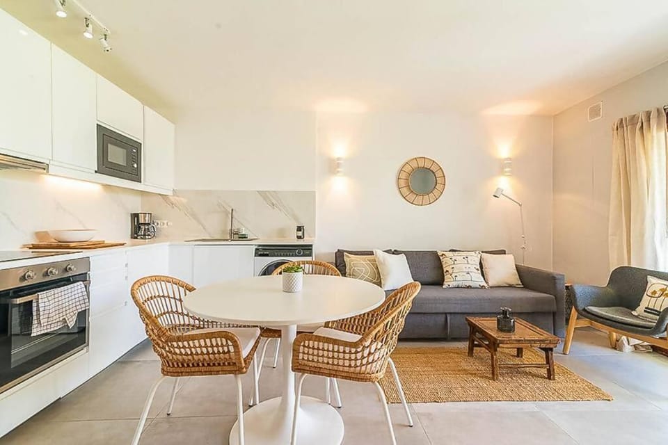 Kitchen or kitchenette, Living room, Seating area, Dining area, oven