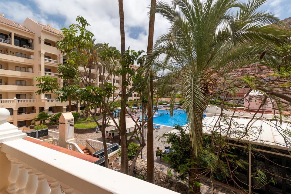 Tranquil Studio Apartment Communal Heated Pool Apartment in Los Cristianos