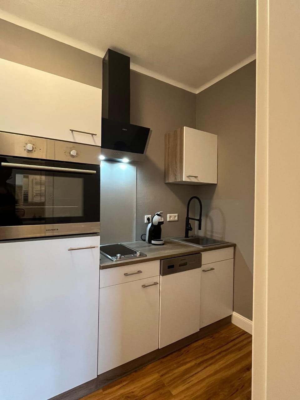 Coffee/tea facilities, Kitchen or kitchenette, dishwasher, oven, stove, toaster