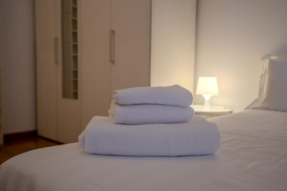 Bedroom, towels
