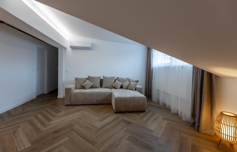 Living room, Seating area, air conditioner