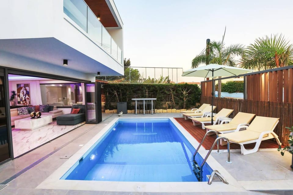 Pool view, Swimming pool, sunbed