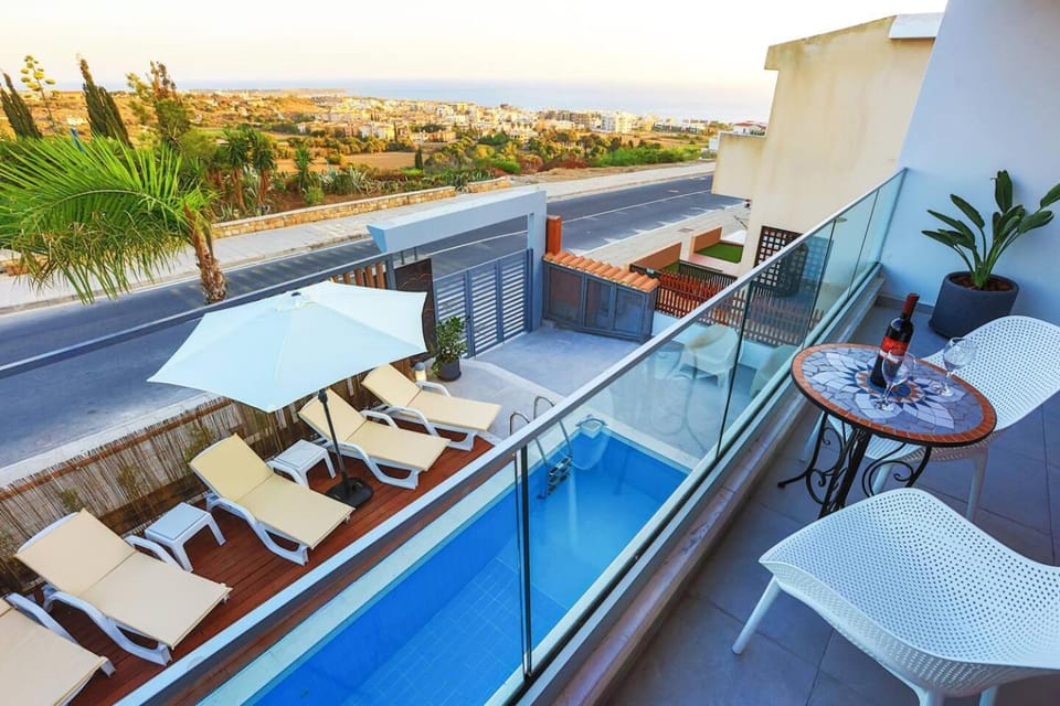 Day, Natural landscape, View (from property/room), Balcony/Terrace, Seating area, Pool view, Sea view, sunbed