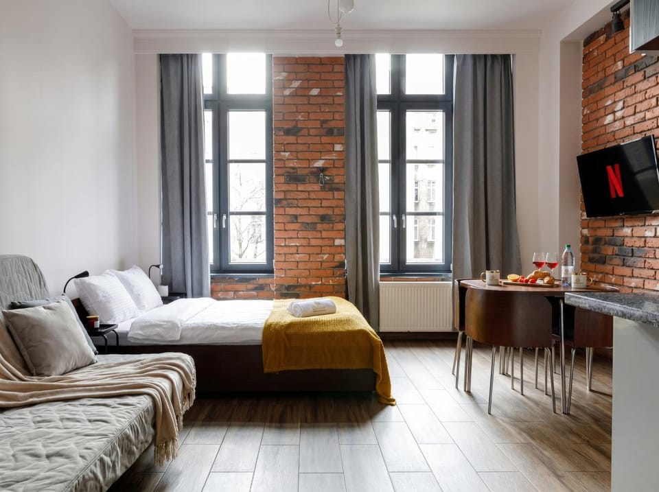 Communal lounge/ TV room, Bed, TV and multimedia, Living room, Seating area, Bedroom
