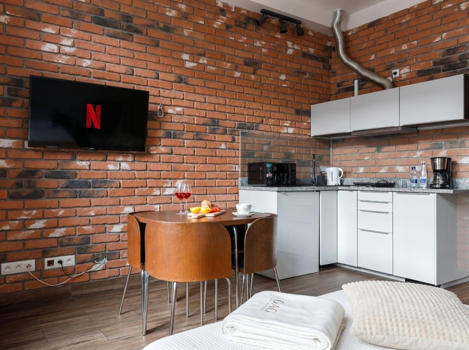 TV and multimedia, Coffee/tea facilities, Kitchen or kitchenette, Dining area, stove