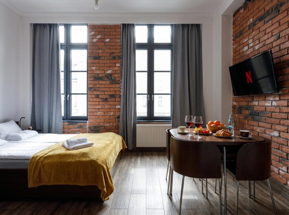 Bed, TV and multimedia, Bedroom, towels