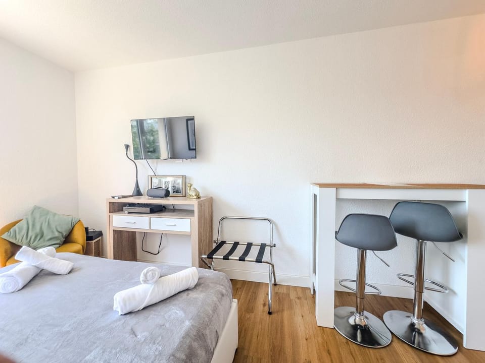 Bed, TV and multimedia, Kitchen or kitchenette, Living room, Photo of the whole room, Seating area, Bedroom, hair dresser, minibar, towels