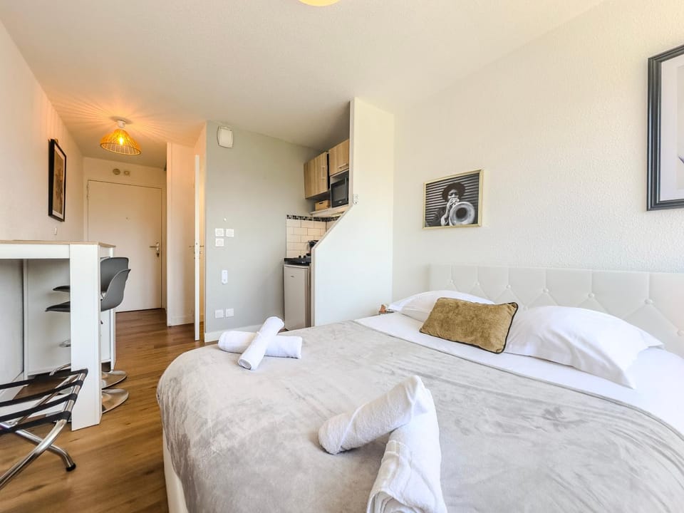 Bed, TV and multimedia, Photo of the whole room, Bedroom, towels, wardrobe
