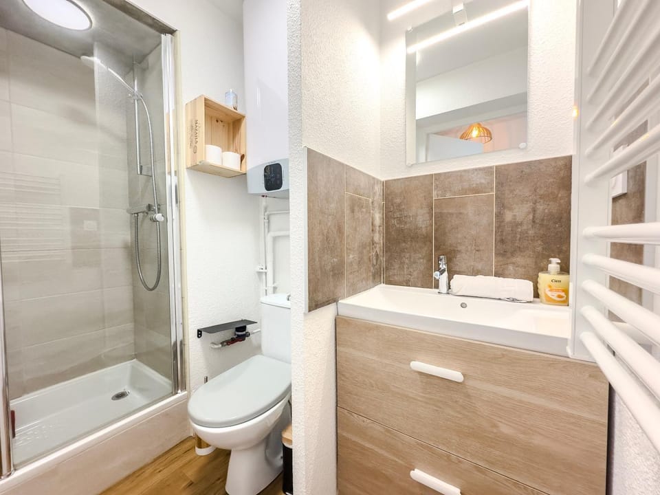 Shower, Toilet, Bathroom, Bath, towels