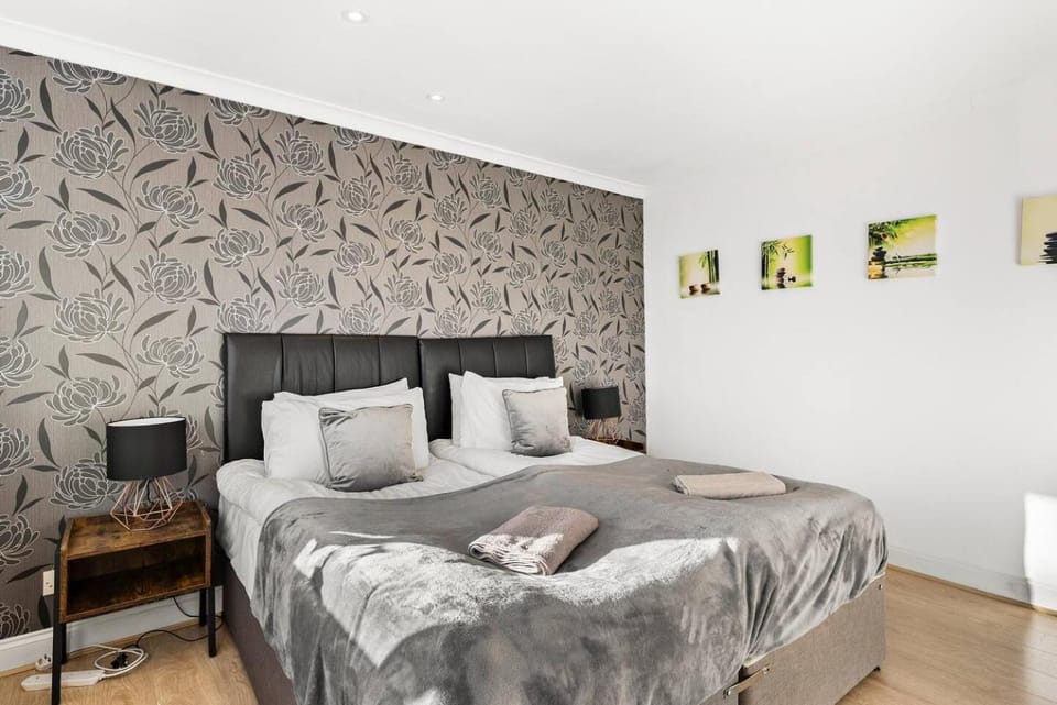 5 BD Long Stays Parking House in England