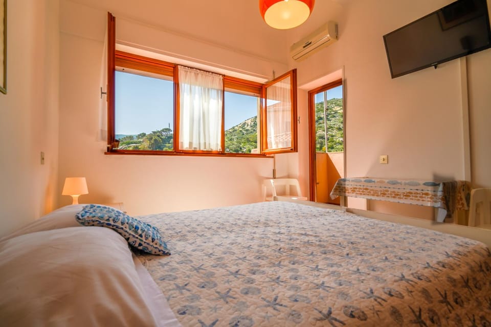 Bed, TV and multimedia, Balcony/Terrace, Photo of the whole room, Bedroom, air conditioner
