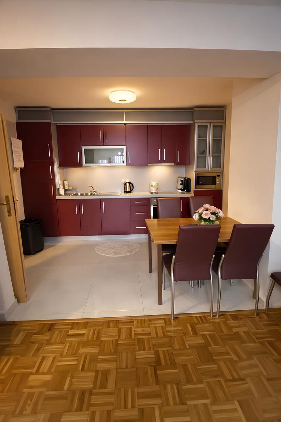 Kitchen or kitchenette, Dining area, oven, stove