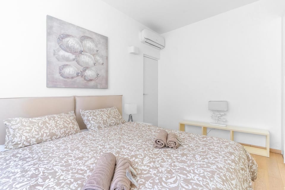 Bed, Photo of the whole room, Bedroom, air conditioner