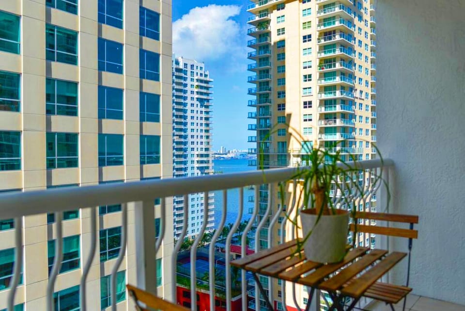 View (from property/room), Balcony/Terrace, Seating area, City view
