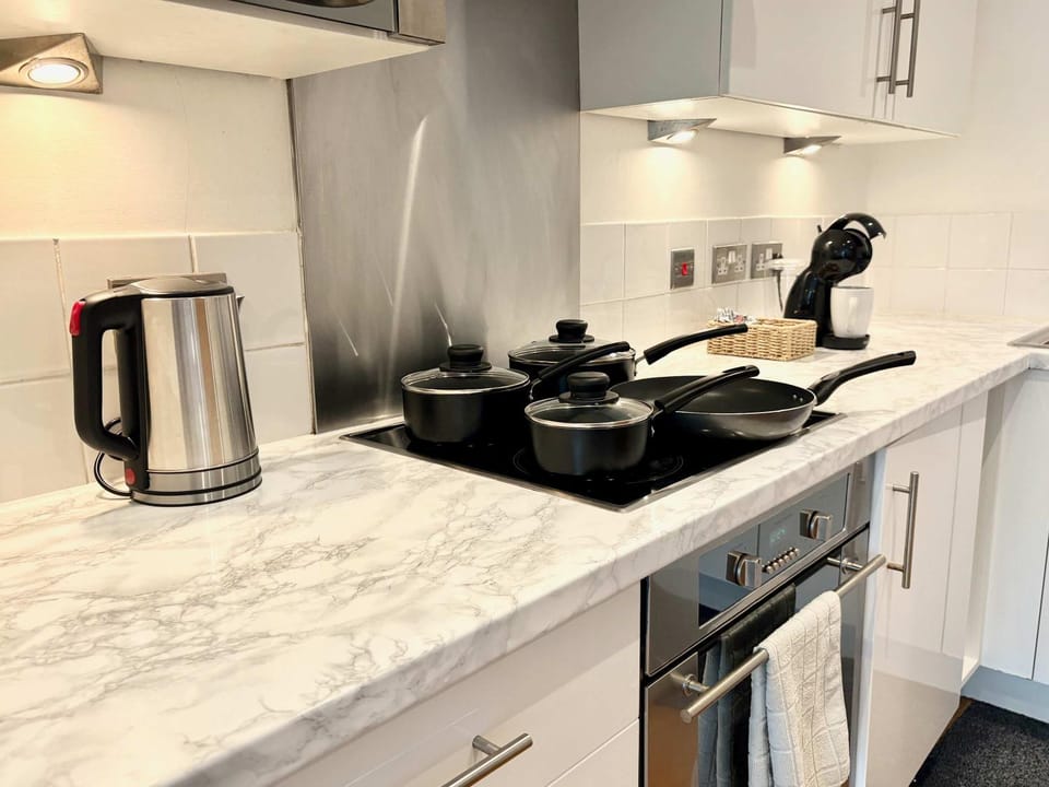 Coffee/tea facilities, Kitchen or kitchenette, stove, toaster