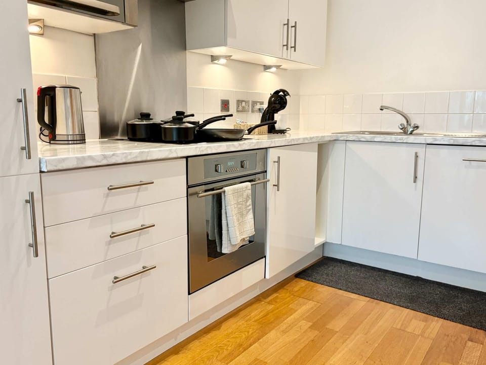 Coffee/tea facilities, Kitchen or kitchenette, dishwasher, stove, toaster