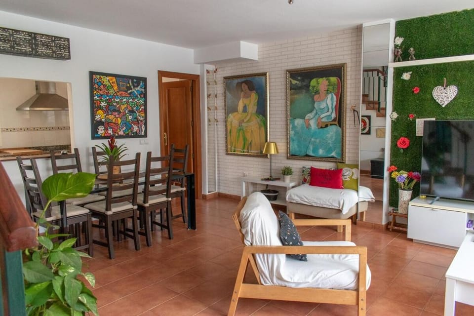 Townhouse with art, books and pool near the sea House in Axarquía