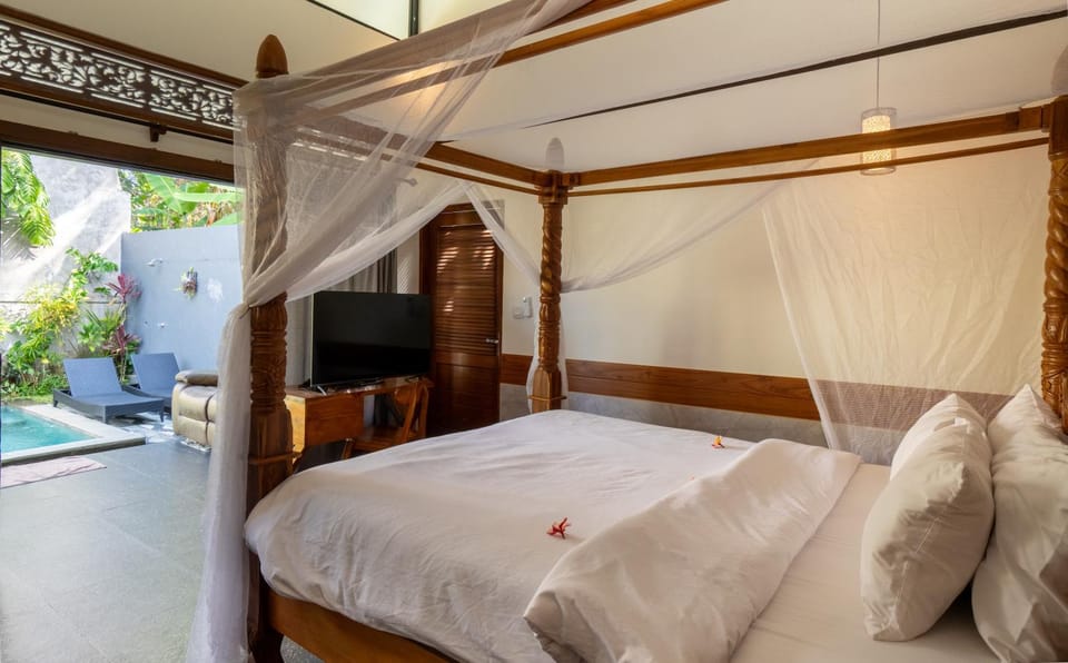 Bed, TV and multimedia, Photo of the whole room, Bedroom