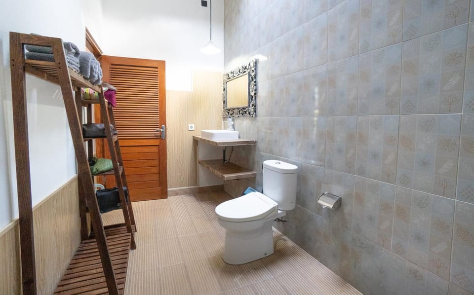 Shower, Toilet, Bathroom, bidet, towels