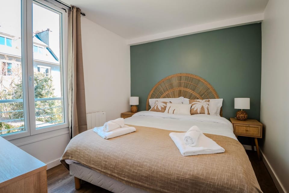 Photo of the whole room, Bedroom, Garden view, towels