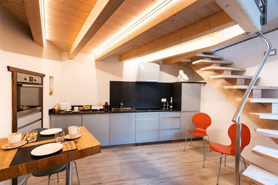 Kitchen or kitchenette, Dining area, oven