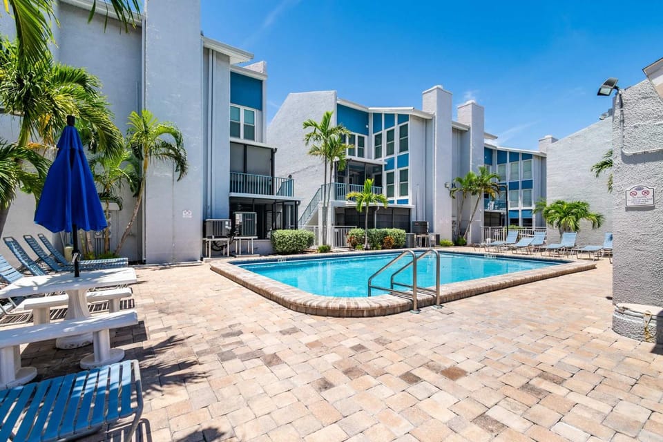 Pool view, Swimming pool, sunbed