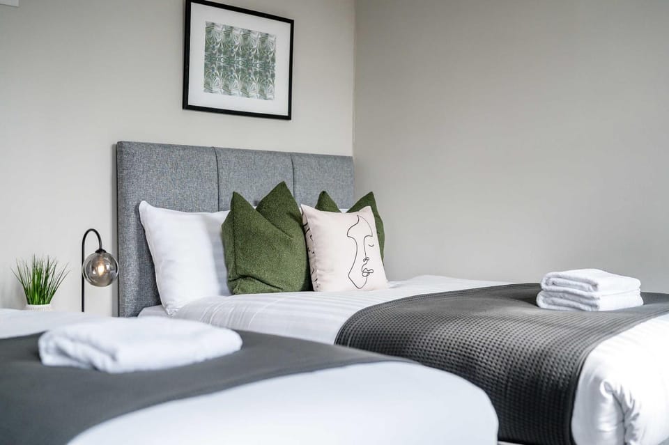 Bed, Bedroom, towels