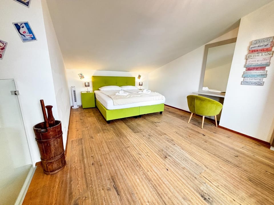 Photo of the whole room, Bedroom