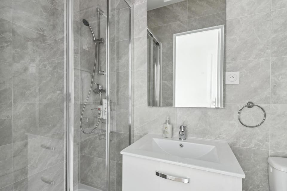 Shower, Bathroom, towels