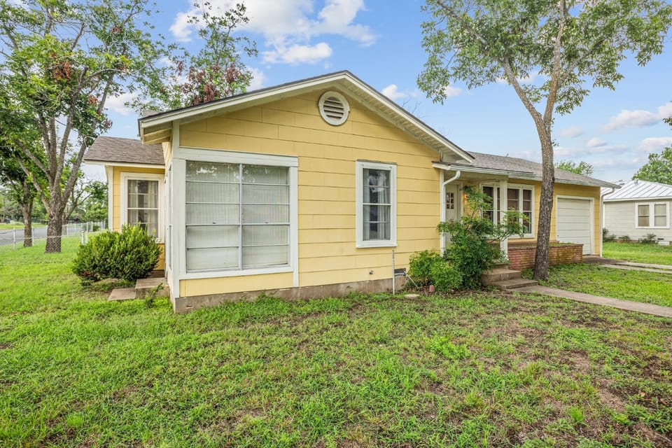 Yellow Rose House in Fredericksburg