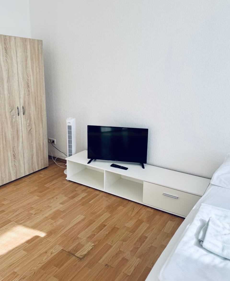 TV and multimedia, Photo of the whole room, Evening entertainment, Bedroom, wardrobe