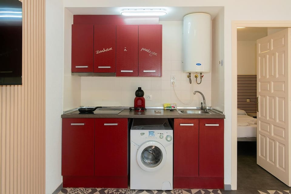 Kitchen or kitchenette, washing machine