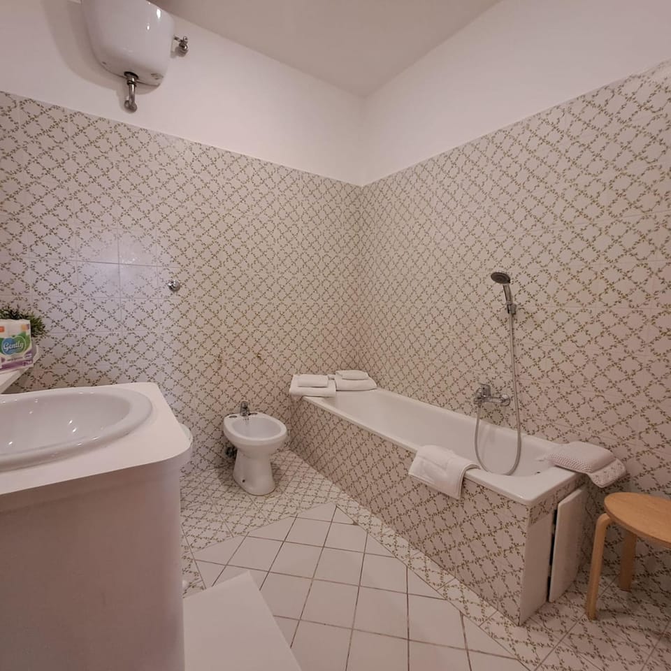 Shower, Toilet, Bathroom, Bath, bidet, towels