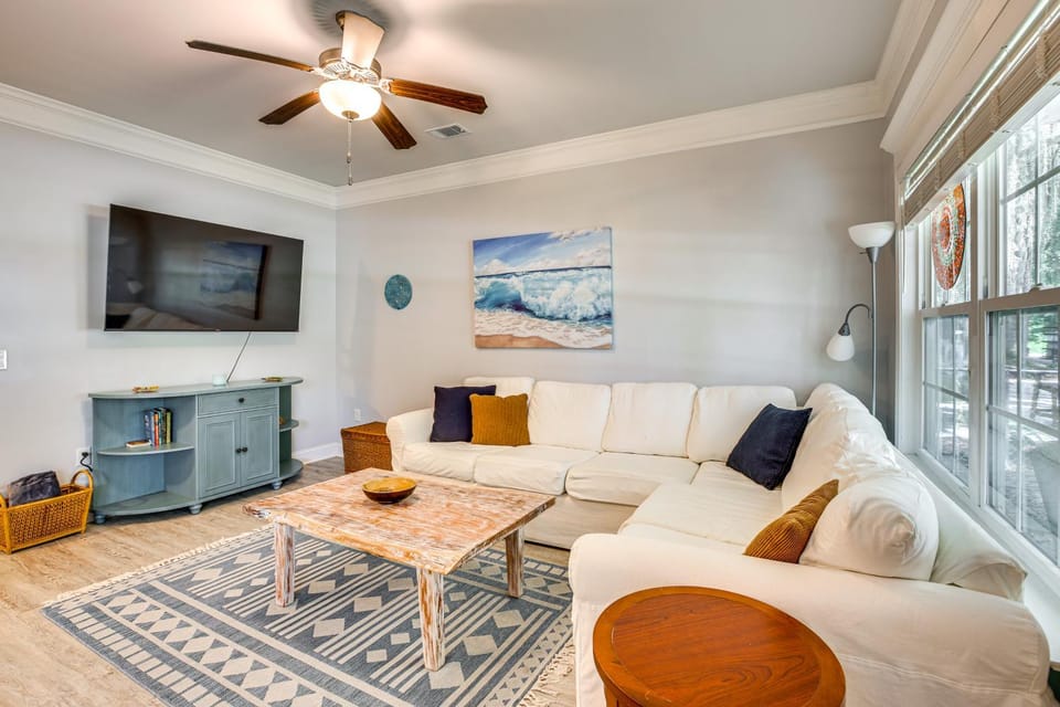 1 Mi to Riverfront: Darien Family Home House in Darien