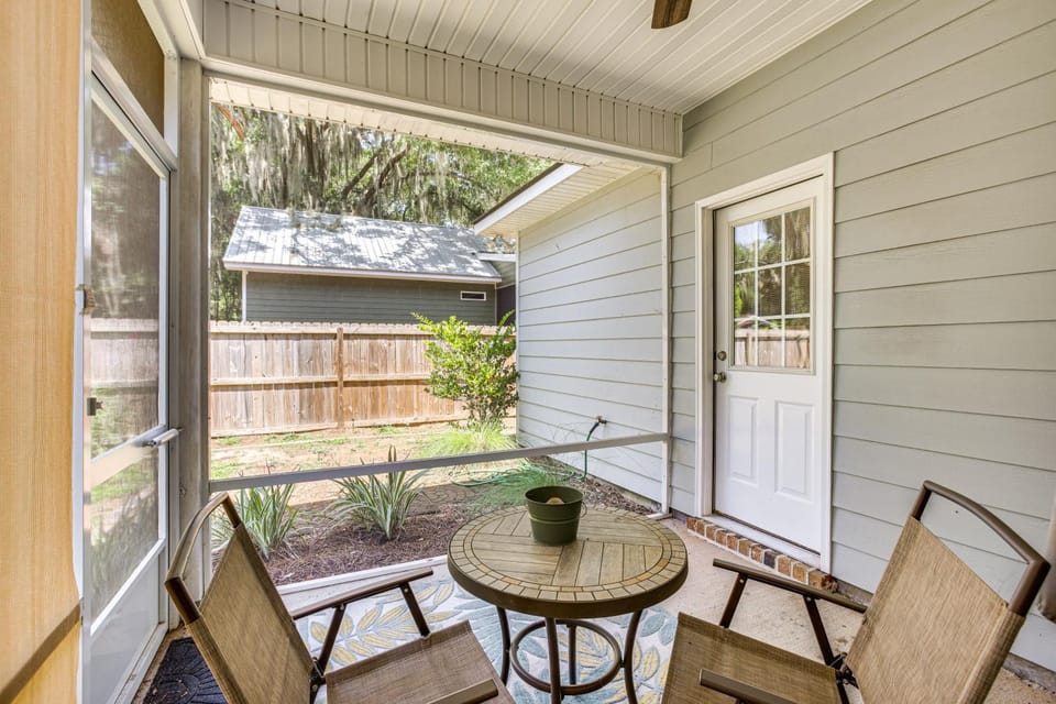 1 Mi to Riverfront: Darien Family Home House in Darien