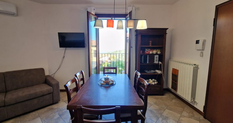 TV and multimedia, Living room, Seating area, Dining area, air conditioner