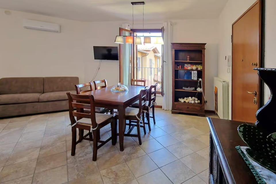 TV and multimedia, Living room, Seating area, Dining area, air conditioner