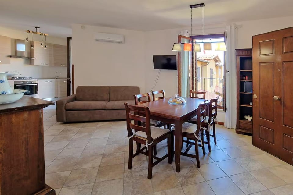 Communal lounge/ TV room, TV and multimedia, Kitchen or kitchenette, Living room, Seating area, Dining area, air conditioner