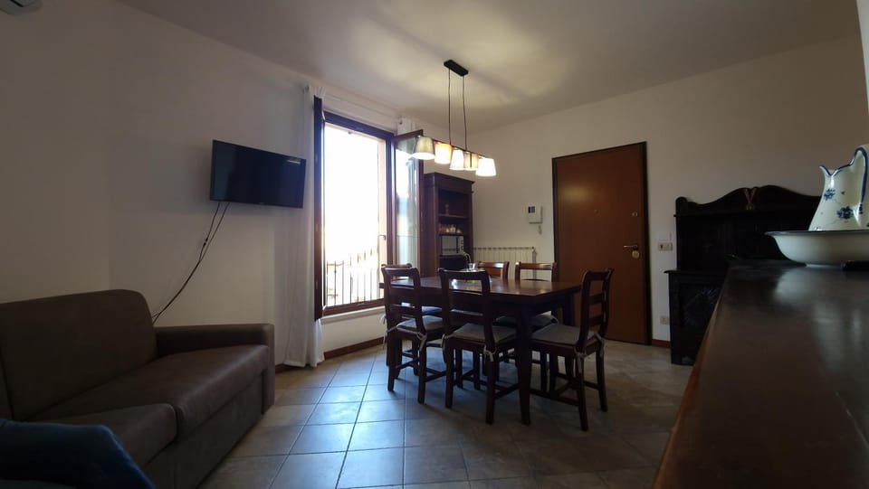 Communal lounge/ TV room, TV and multimedia, Living room, Seating area, Dining area