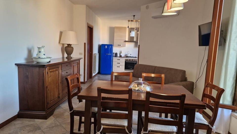 TV and multimedia, Living room, Seating area, Dining area
