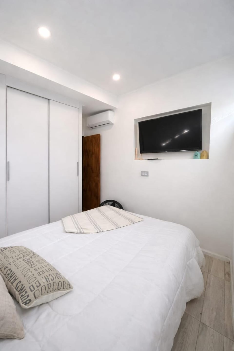 Bed, TV and multimedia, Photo of the whole room, Bedroom, air conditioner