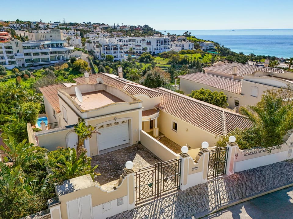 Property building, Neighbourhood, Natural landscape, Bird's eye view, City view, Sea view, Street view