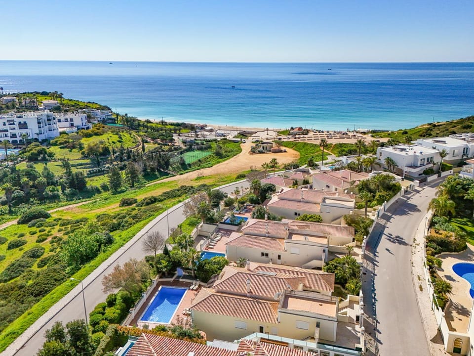 Property building, Nearby landmark, Natural landscape, Bird's eye view, Beach, City view, Pool view, Sea view, Street view, Swimming pool