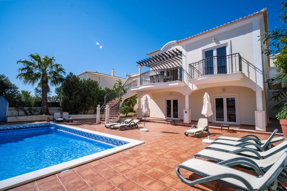 Property building, Patio, Day, Pool view, Swimming pool, sunbed
