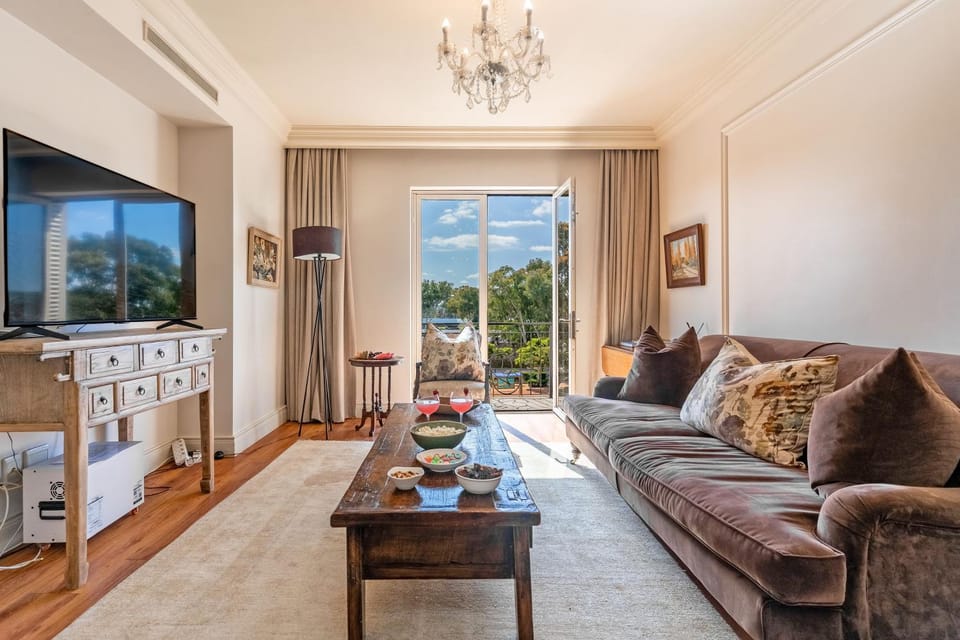Family Friendly Apt, Perfect Location, Communal Pool, City View - Royale 203 Green Point Apartment in Cape Town